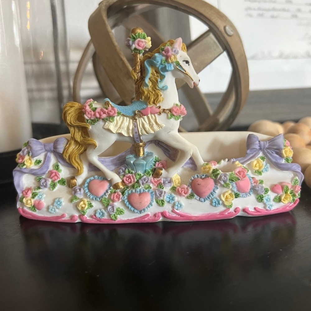 Ceramic carousel pen and paper stand